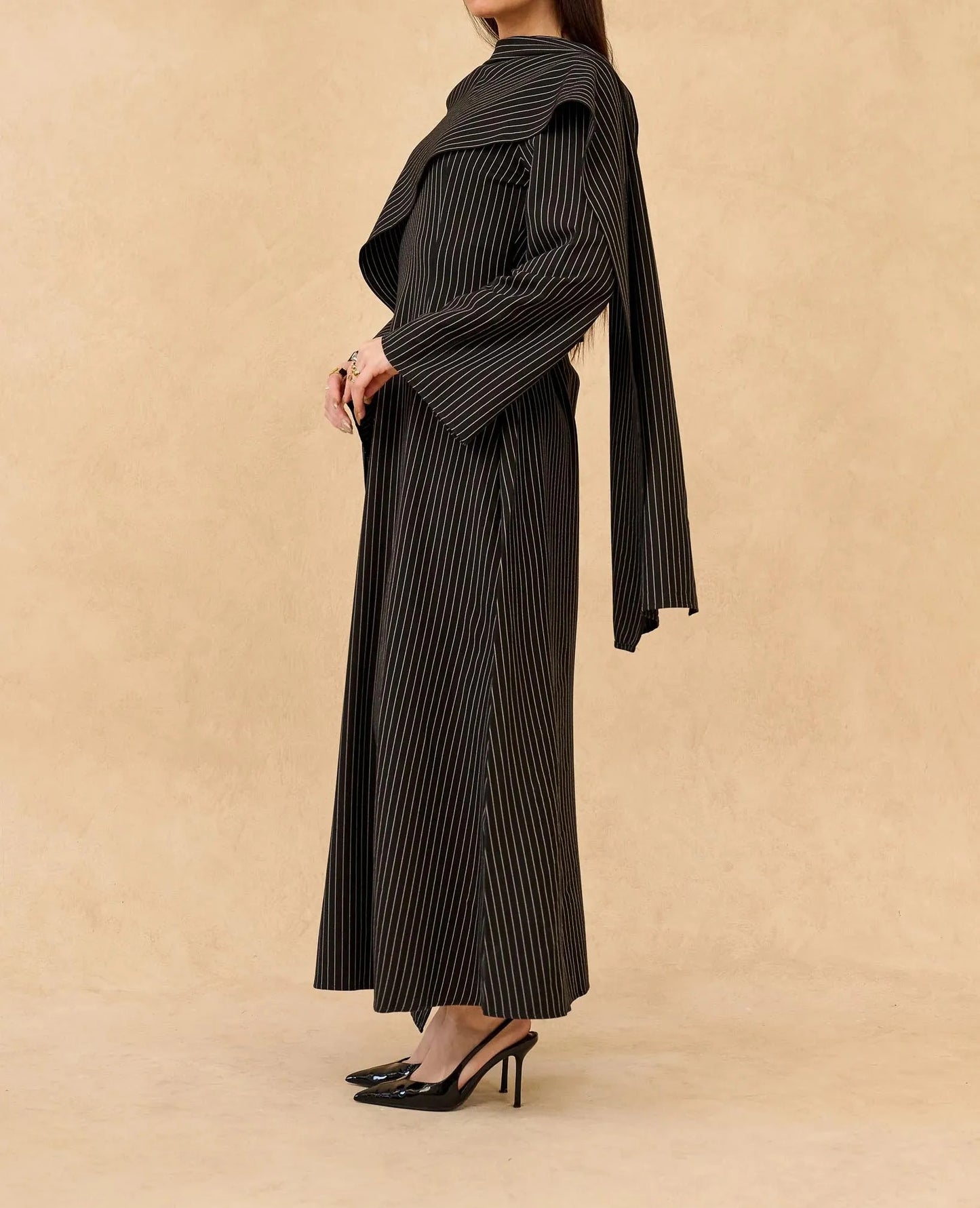 Czarna sukienka maxi w prążki z warstwowym drapowaniem