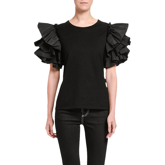 Czarny top z krótkim rękawem i warstwowymi falbanami