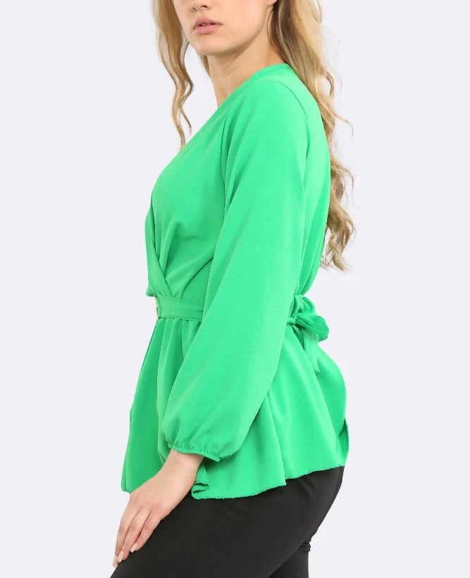 Zielona bluzka kopertowa z paskiem i dekoltem w serek