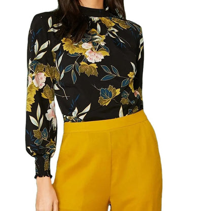 Czarna bluzka w kwiaty z wysokim kołnierzem i długim rękawem