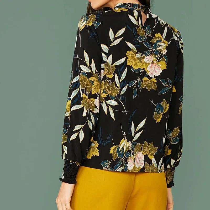 Czarna bluzka w kwiaty z wysokim kołnierzem i długim rękawem