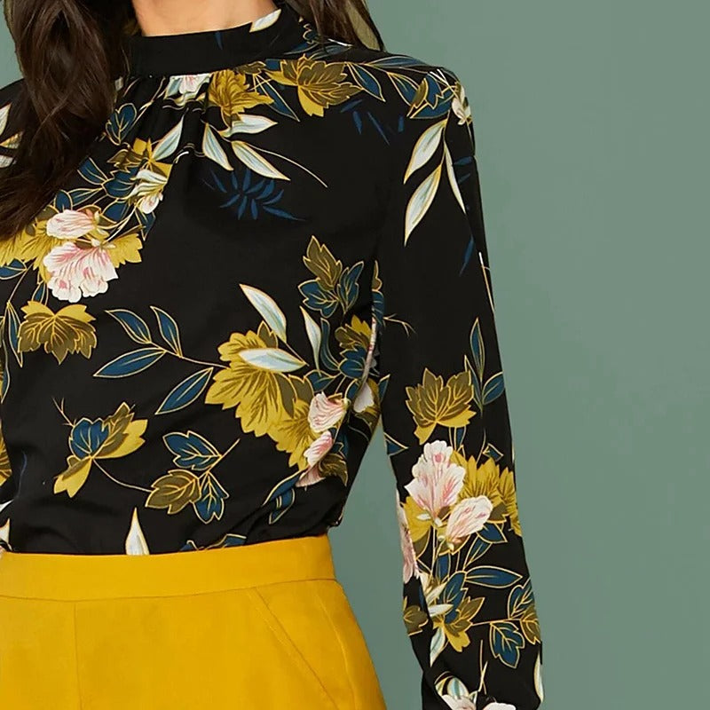 Czarna bluzka w kwiaty z wysokim kołnierzem i długim rękawem