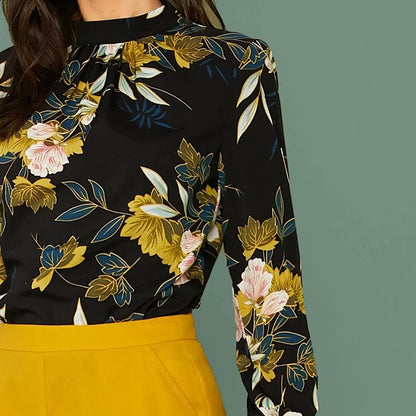 Czarna bluzka w kwiaty z wysokim kołnierzem i długim rękawem