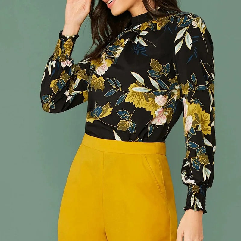 Czarna bluzka w kwiaty z wysokim kołnierzem i długim rękawem