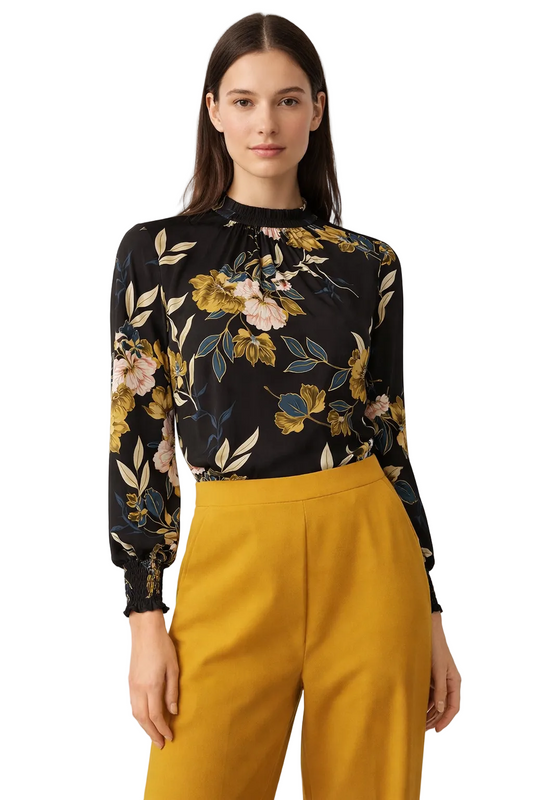 Czarna bluzka w kwiaty z wysokim kołnierzem i długim rękawem