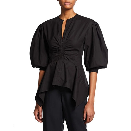 Czarna bluzka z marszczeniem z przodu i bufiastymi rękawami