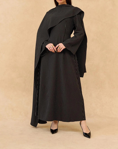 Czarna sukienka maxi w prążki z warstwowym drapowaniem