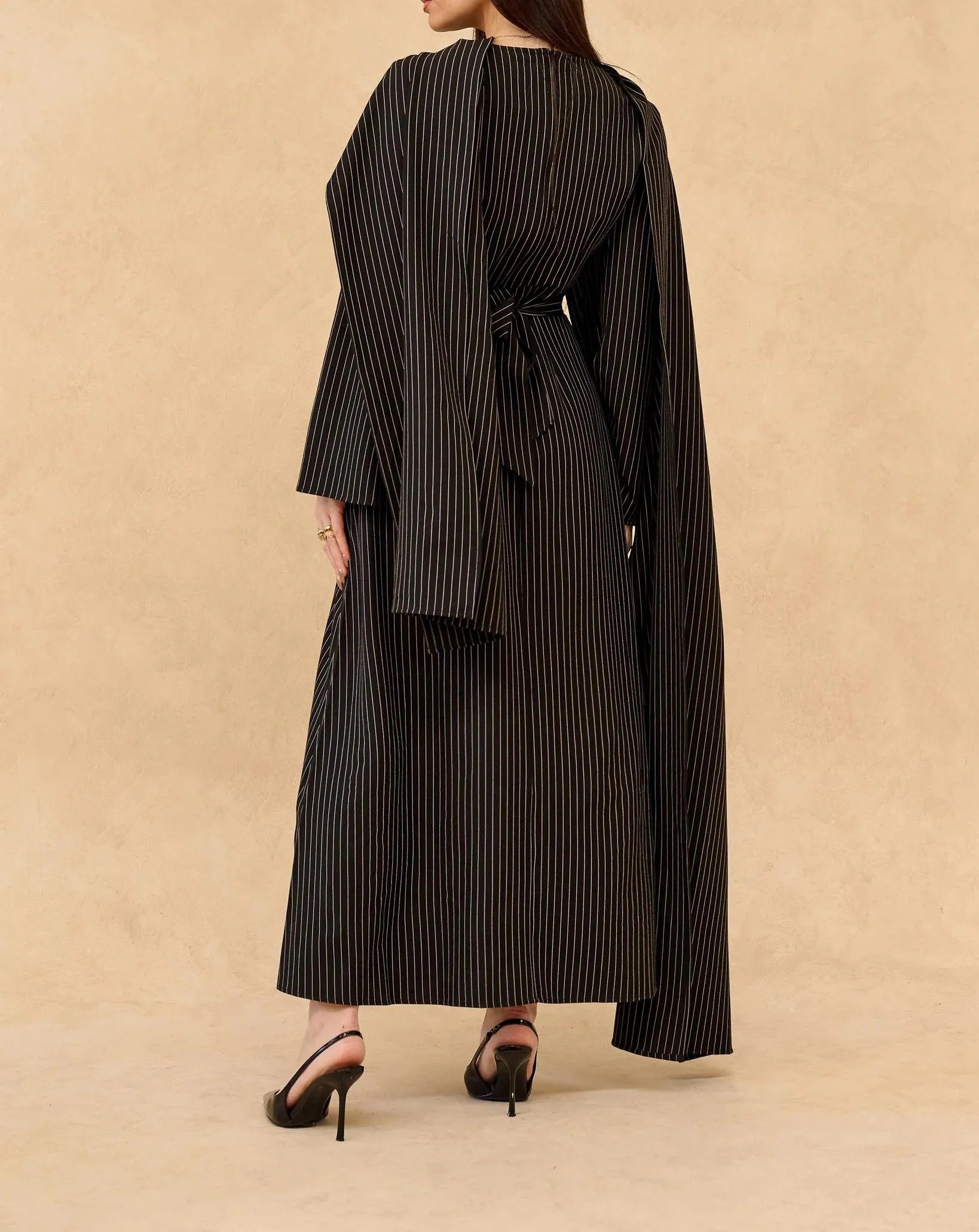 Czarna sukienka maxi w prążki z warstwowym drapowaniem