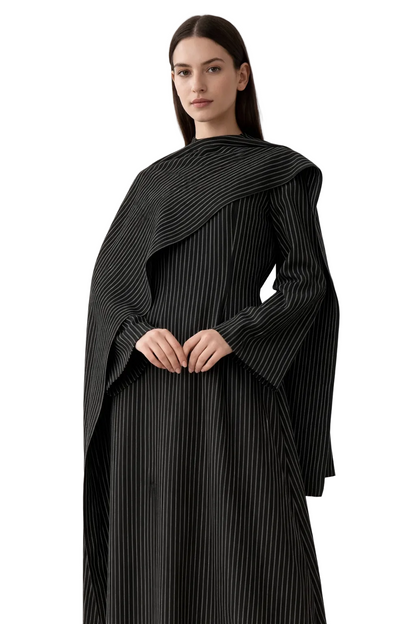 Czarna sukienka maxi w prążki z warstwowym drapowaniem