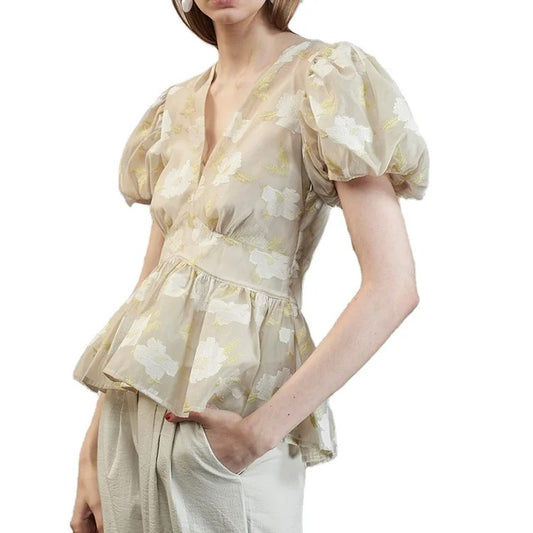 Jasnobeżowa bluzka w kwiaty z bufiastymi rękawami