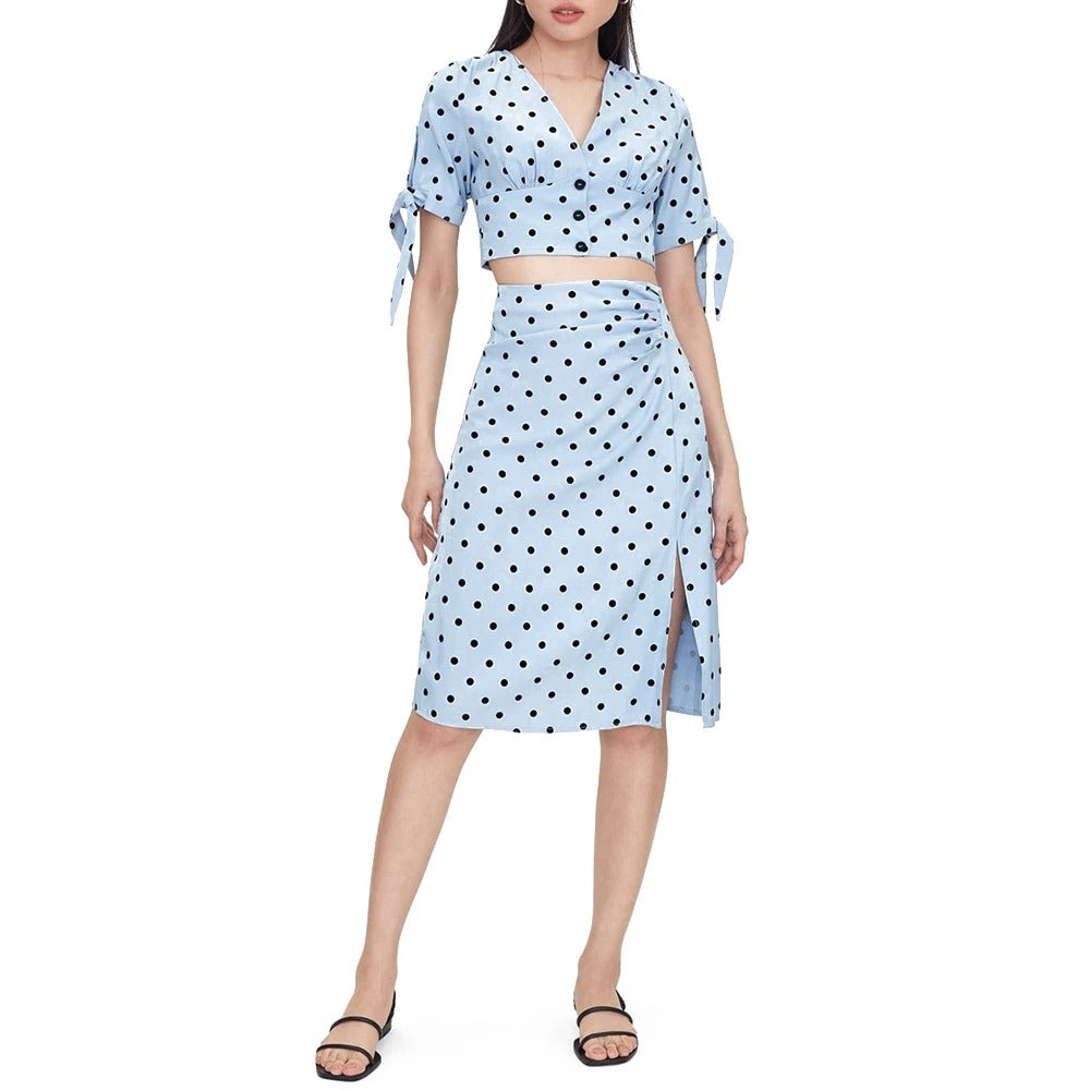 Jasnoniebieski komplet w grochy crop top i spódnica midi