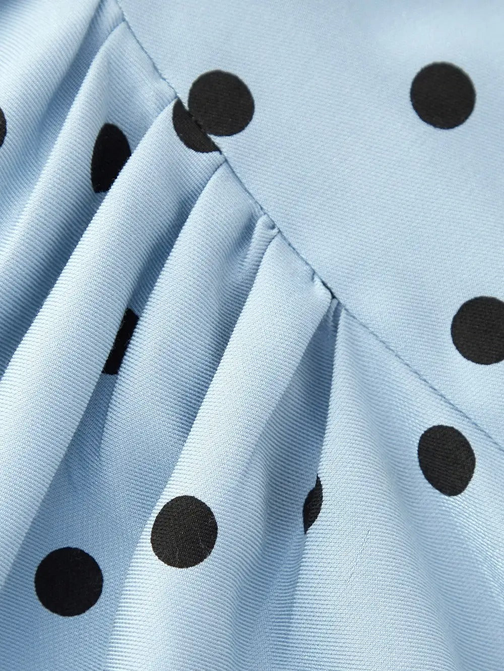 Jasnoniebieski komplet w grochy crop top i spódnica midi