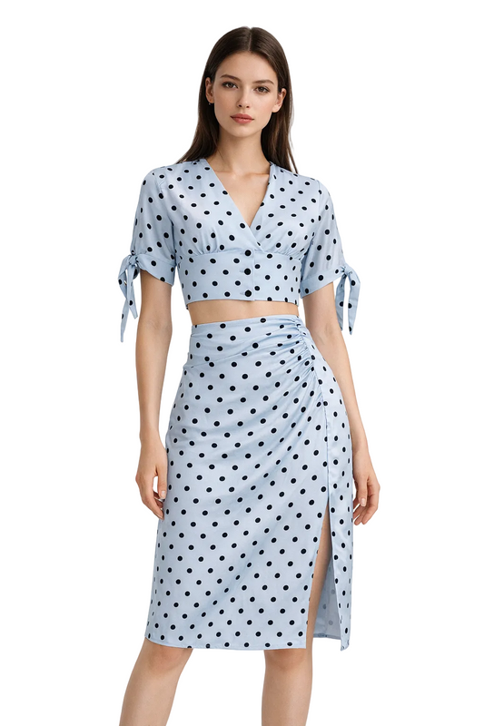 Jasnoniebieski komplet w grochy crop top i spódnica midi