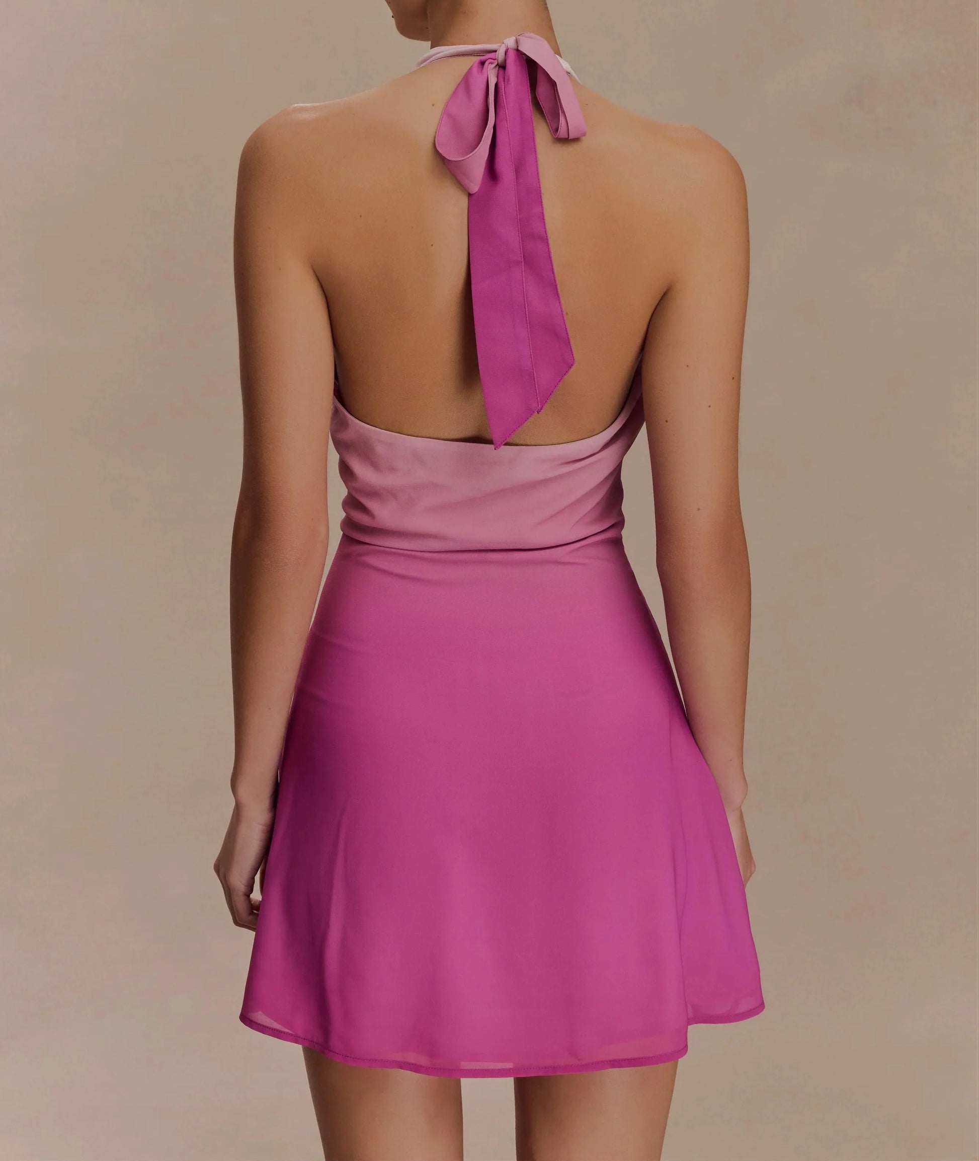 Różowa sukienka mini typu halter z efektem ombre i marszczeniami