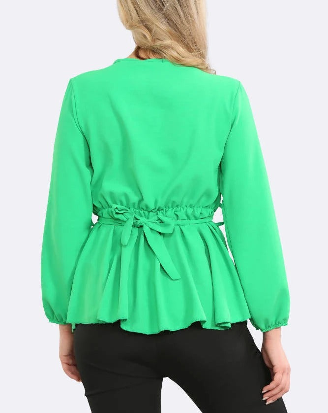 Zielona bluzka kopertowa z paskiem i dekoltem w serek